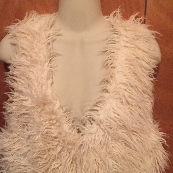 Jolt Faux Fur Vest曆 - Picture 2 of 7
